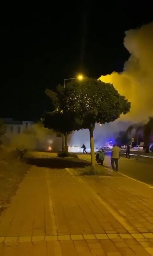 Antalya’da Ağaca Çarpan Otomobil Yandı Sürücü Hayatını Kaybetti