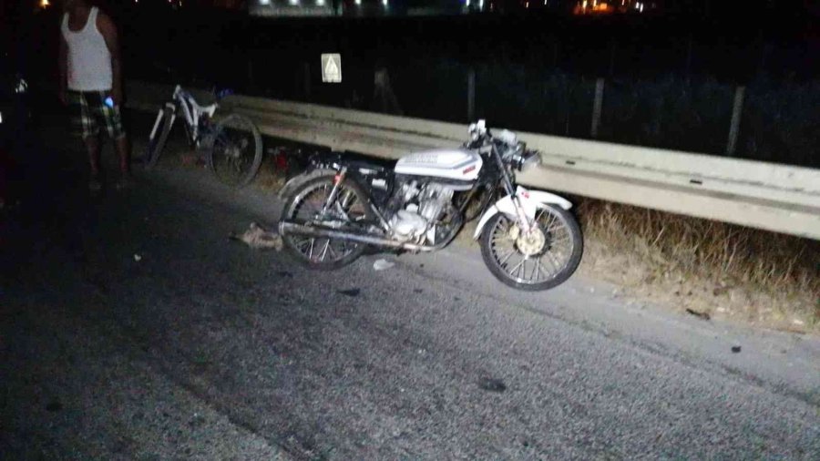 Motosikletler Çarpıştı, Yoldan Geçen Motosiklet Ehliyetli Otomobil Sürücüsü Yere Savrulan Yaralılara Çarptı: 1 Ölü