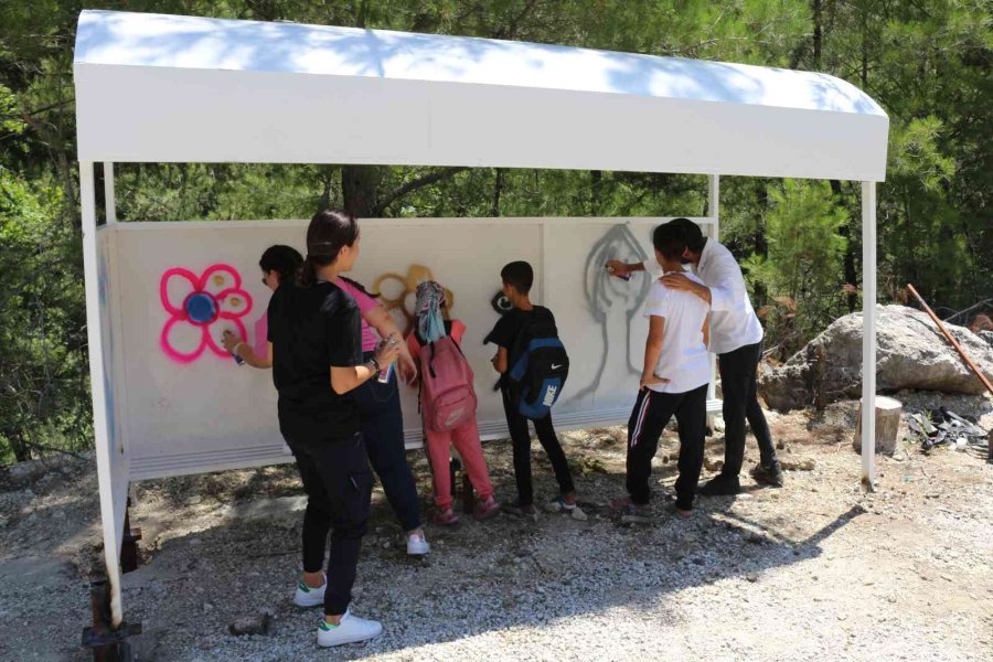 Servis Bekleyecekleri Durağı Gönüllerince Boyadılar