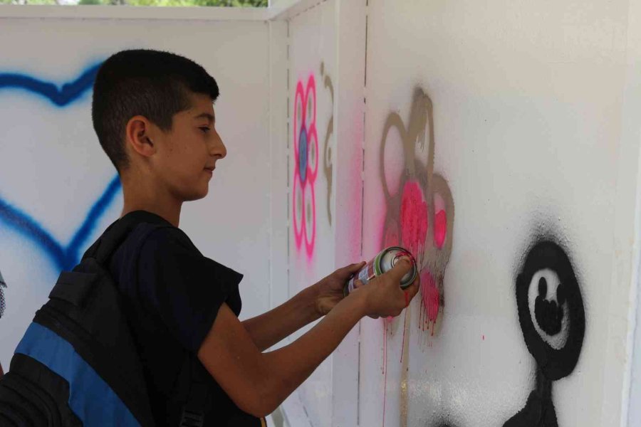 Servis Bekleyecekleri Durağı Gönüllerince Boyadılar