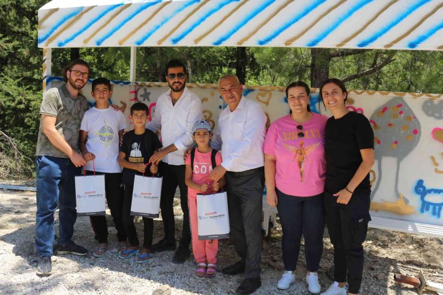 Servis Bekleyecekleri Durağı Gönüllerince Boyadılar