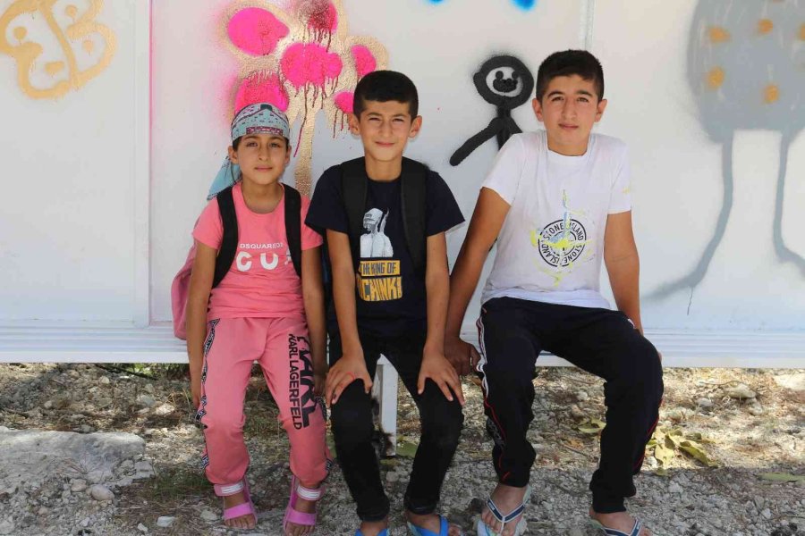 Servis Bekleyecekleri Durağı Gönüllerince Boyadılar