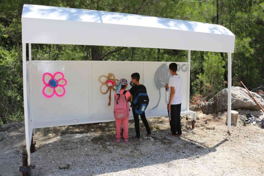 Servis Bekleyecekleri Durağı Gönüllerince Boyadılar