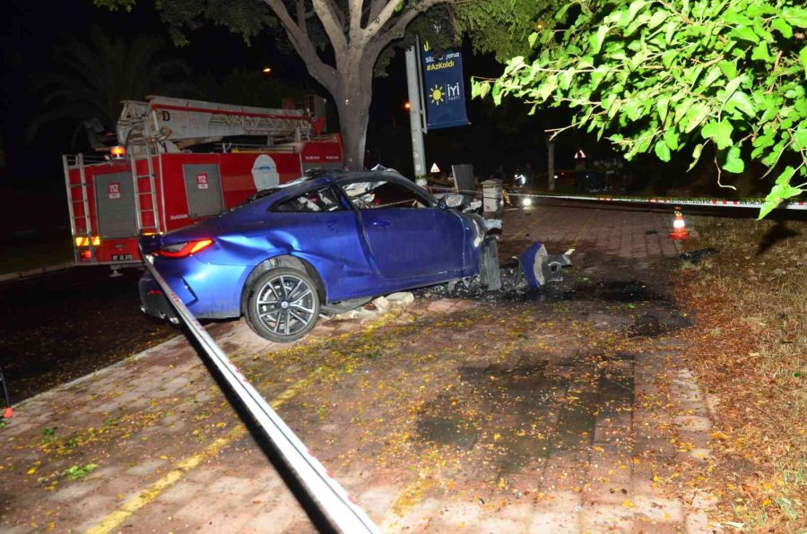 Antalya’da Ağaca Çarpan Otomobil Yandı Sürücü Hayatını Kaybetti