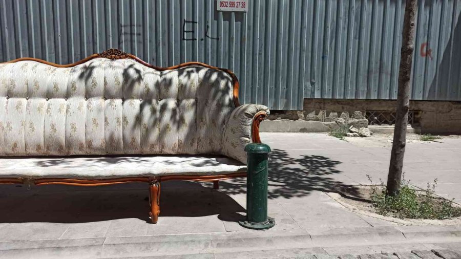 Çalınmasın Diye Sokakta Bulunan Koltuğu Direğe Bağladılar