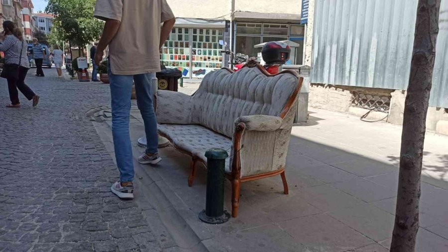 Çalınmasın Diye Sokakta Bulunan Koltuğu Direğe Bağladılar