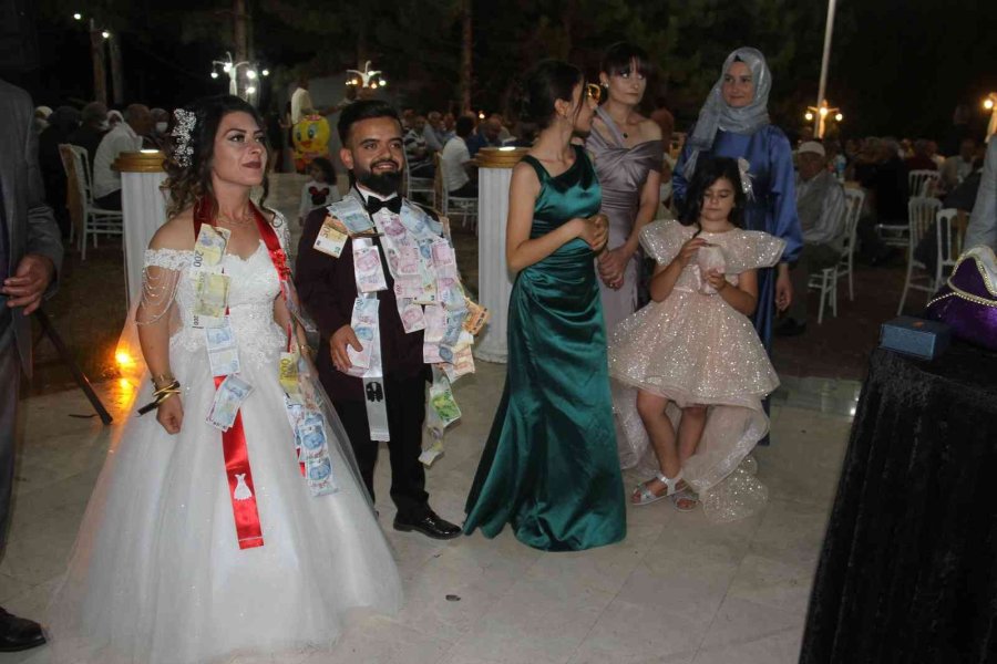 Boyları Küçük Ama Aşkları Çok Büyük