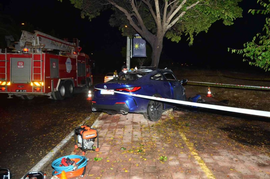 Antalya’da Ağaca Çarpan Otomobil Yandı Sürücü Hayatını Kaybetti