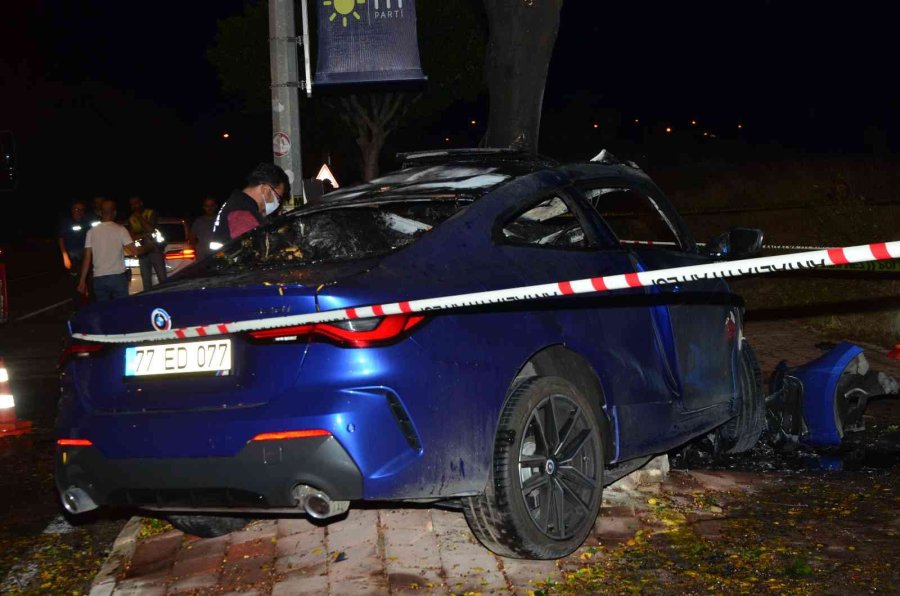 Antalya’da Ağaca Çarpan Otomobil Yandı Sürücü Hayatını Kaybetti