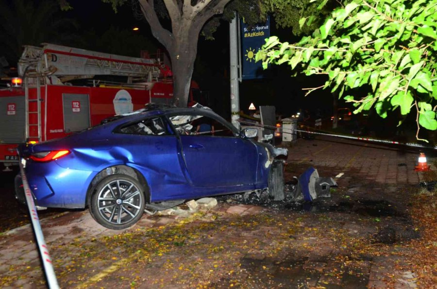Antalya’da Ağaca Çarpan Otomobil Yandı Sürücü Hayatını Kaybetti