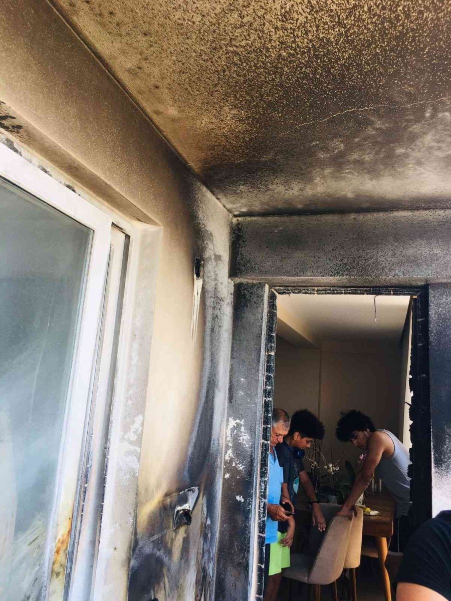 Evde Çıkan Yangın Hasara Neden Oldu