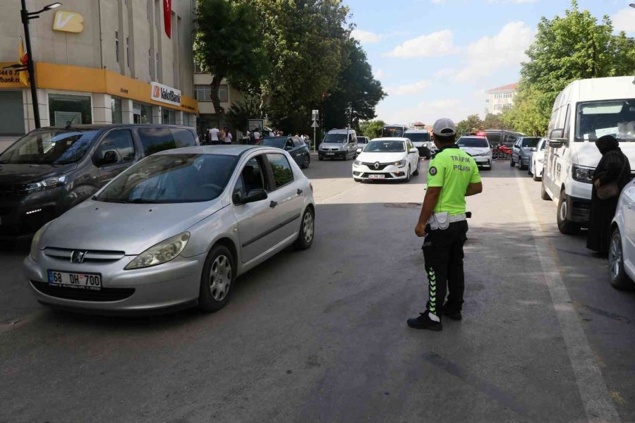 Aksaray’da Hatalı Park Yapan 98 Sürücüye 19 Bin 208 Tl Ceza