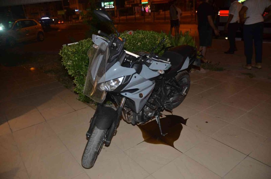 Antalya’da Motosiklet Refüje Çarptı: 2 Yaralı