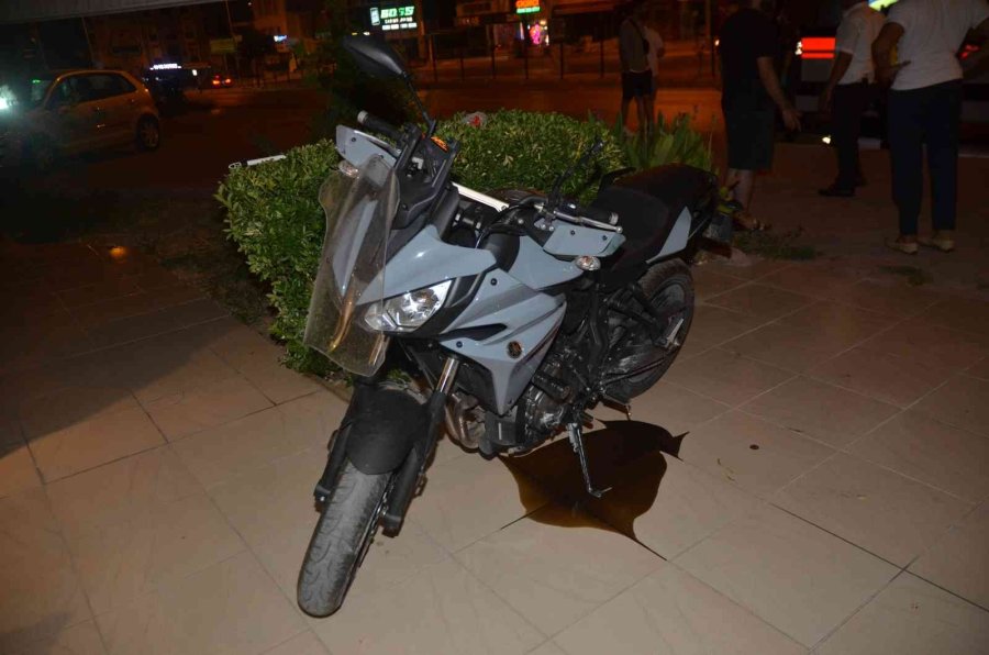 Antalya’da Motosiklet Refüje Çarptı: 2 Yaralı
