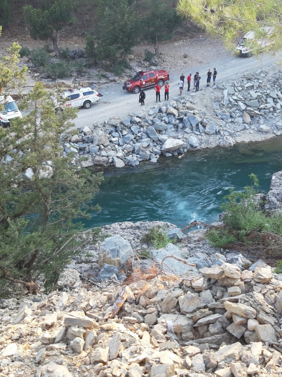Serinlemek İçin Çaya Giren Genç Kayboldu