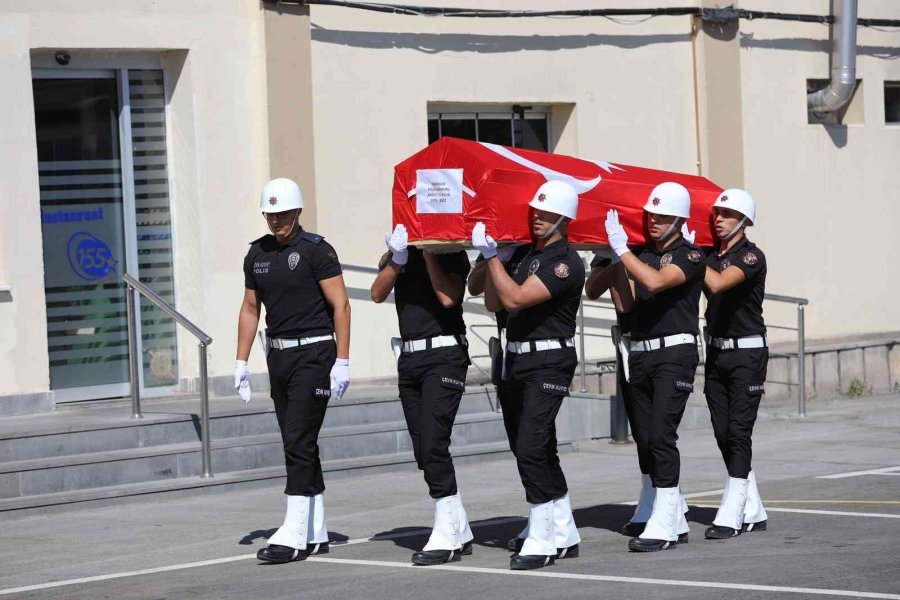 Polis Memuru Kalbine Yenildi