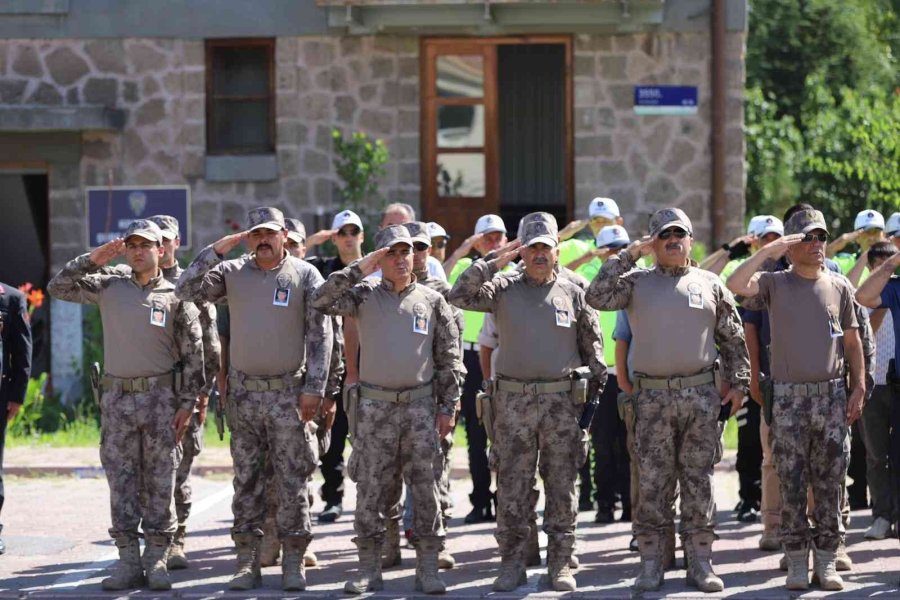 Polis Memuru Kalbine Yenildi