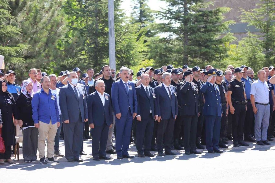 Polis Memuru Kalbine Yenildi