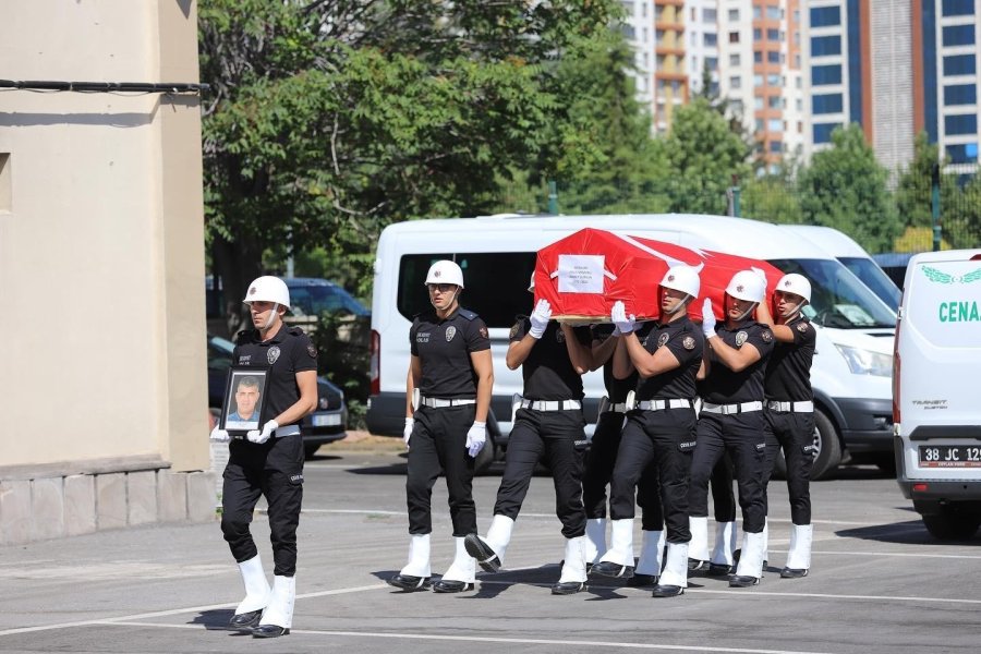 Polis Memuru Kalbine Yenildi