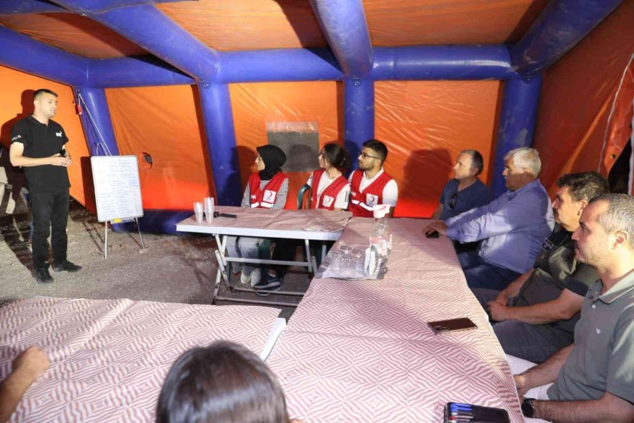 Vali Arslantaş: "yangının Kontrol Altına Alınması İçin Ekipler Cansiparene Çalışıyor"