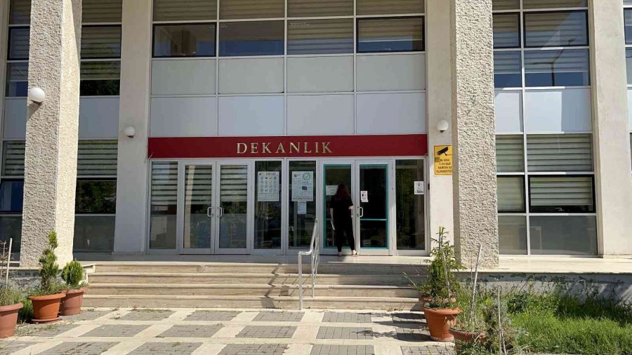 Geç Kaldığı Sınava Girebilmek İçin Kapıyı Zorladı, Camlara Vurdu