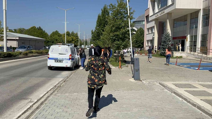 Geç Kaldığı Sınava Girebilmek İçin Kapıyı Zorladı, Camlara Vurdu