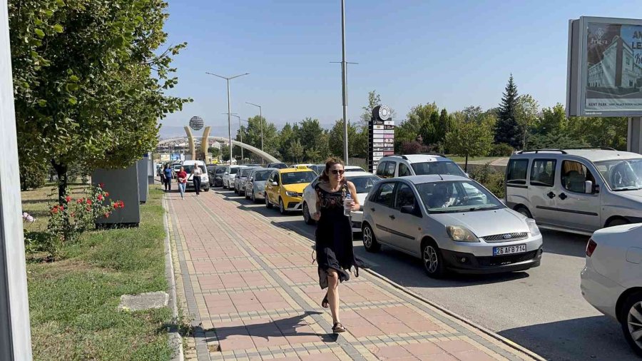 Geç Kaldığı Sınava Girebilmek İçin Kapıyı Zorladı, Camlara Vurdu