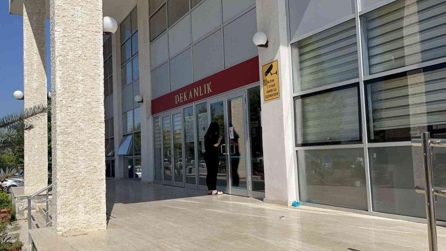 Geç Kaldığı Sınava Girebilmek İçin Kapıyı Zorladı, Camlara Vurdu