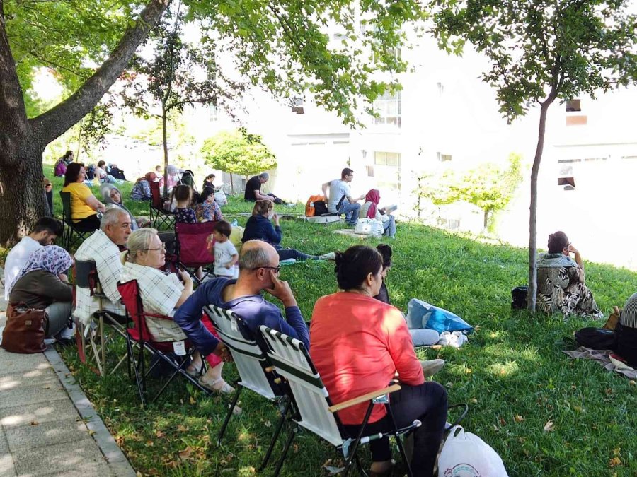 Memur Adayları Salonlarda, Yakınları Dışarıda Sınav Heyecanı Yaşadı