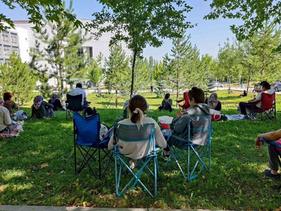 Memur Adayları Salonlarda, Yakınları Dışarıda Sınav Heyecanı Yaşadı