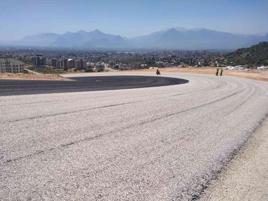 Antalya Şehir Hastanesi’ne Ulaşımı Sağlayacak Sathi Asfalt Çalışmalarını Tamamlandı