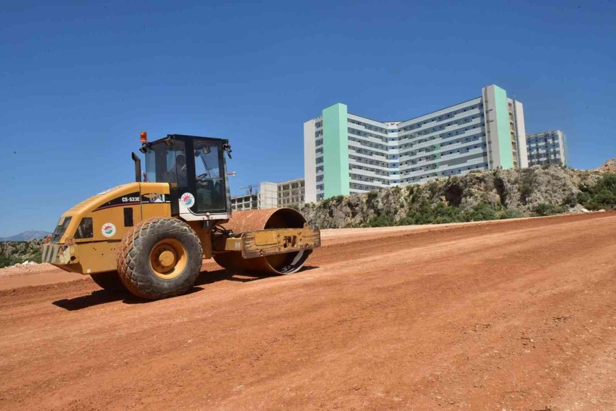 Antalya Şehir Hastanesi’ne Ulaşımı Sağlayacak Sathi Asfalt Çalışmalarını Tamamlandı