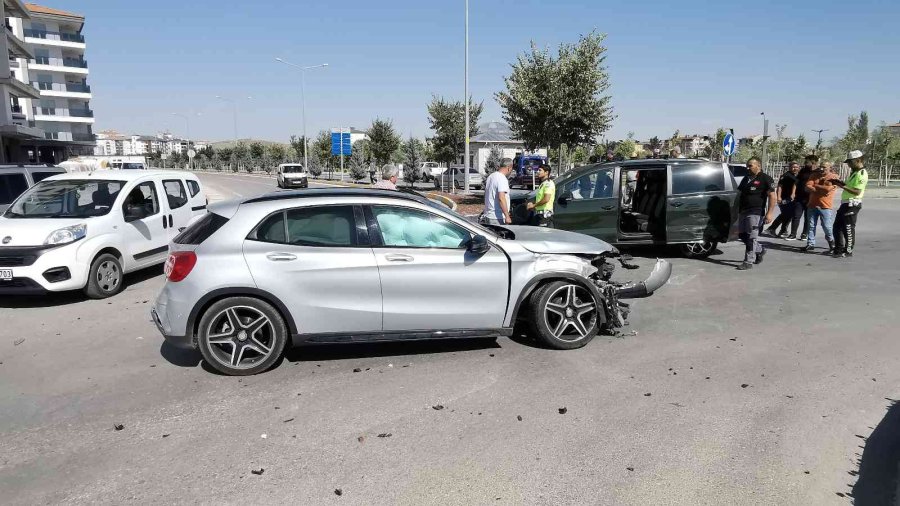 Aksaray’da İki Otomobil Çarpıştı: 3 Yaralı