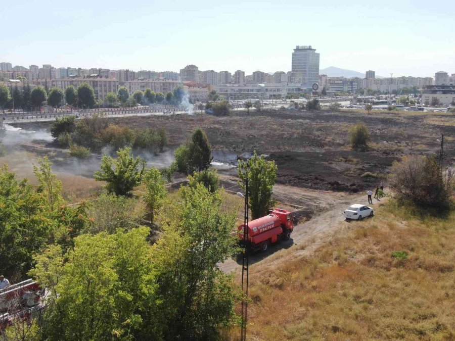 Hırsızlar Kabloları Yakmaya Çalışırken 30 Dönümlük Araziyi Yaktılar