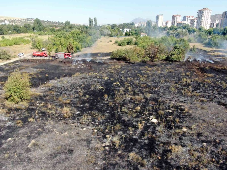 Hırsızlar Kabloları Yakmaya Çalışırken 30 Dönümlük Araziyi Yaktılar