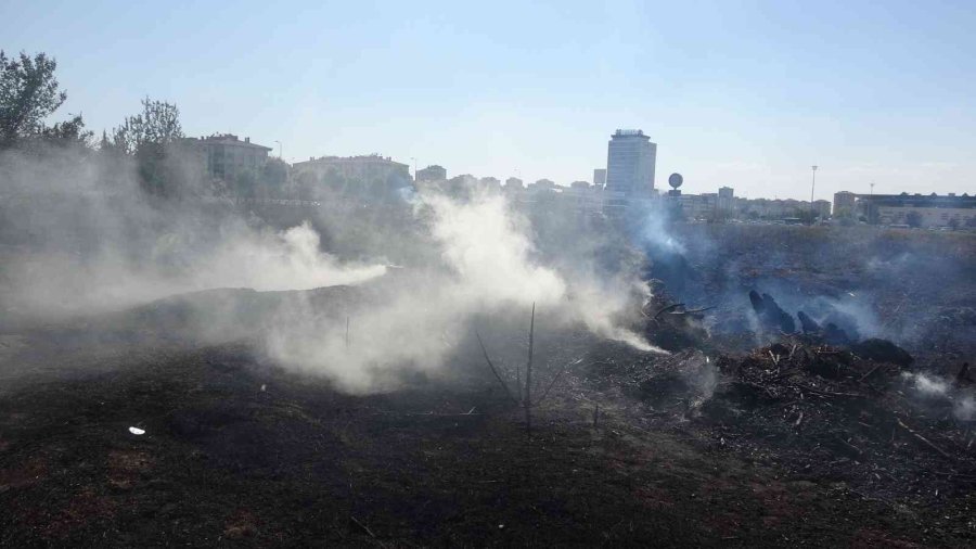 Hırsızlar Kabloları Yakmaya Çalışırken 30 Dönümlük Araziyi Yaktılar