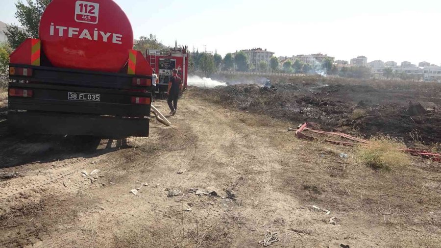 Hırsızlar Kabloları Yakmaya Çalışırken 30 Dönümlük Araziyi Yaktılar