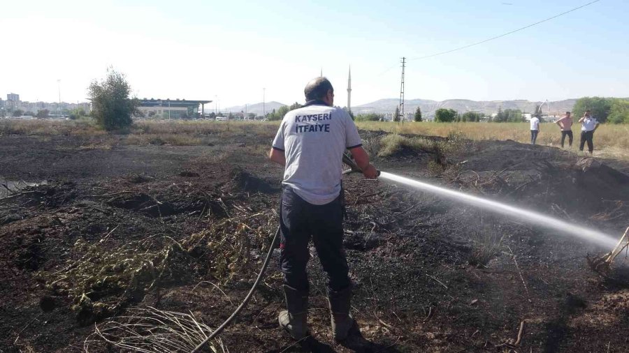 Hırsızlar Kabloları Yakmaya Çalışırken 30 Dönümlük Araziyi Yaktılar