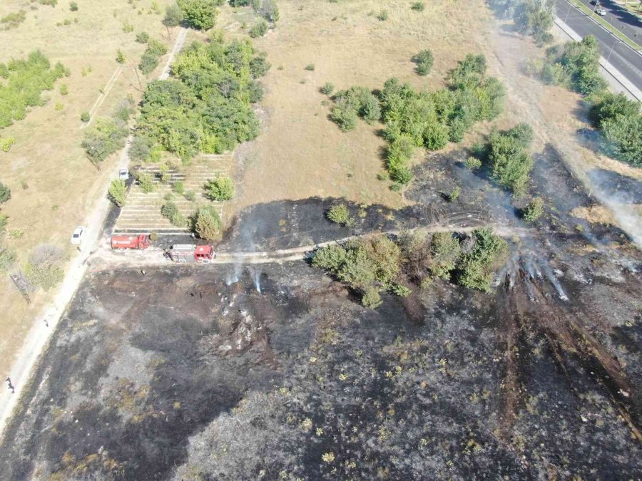 Hırsızlar Kabloları Yakmaya Çalışırken 30 Dönümlük Araziyi Yaktılar
