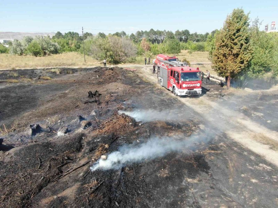 Hırsızlar Kabloları Yakmaya Çalışırken 30 Dönümlük Araziyi Yaktılar