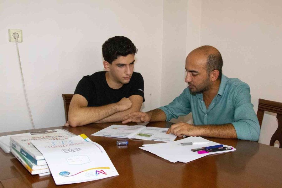 Engelli Öğrenci, Engelleri Büyükşehir Belediyesinin Desteği İle Aştı