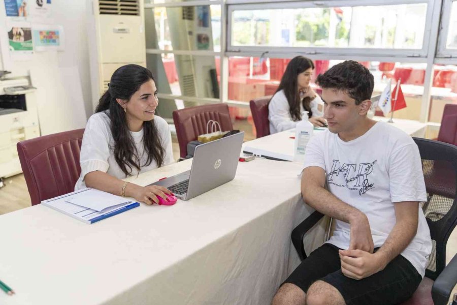 Engelli Öğrenci, Engelleri Büyükşehir Belediyesinin Desteği İle Aştı