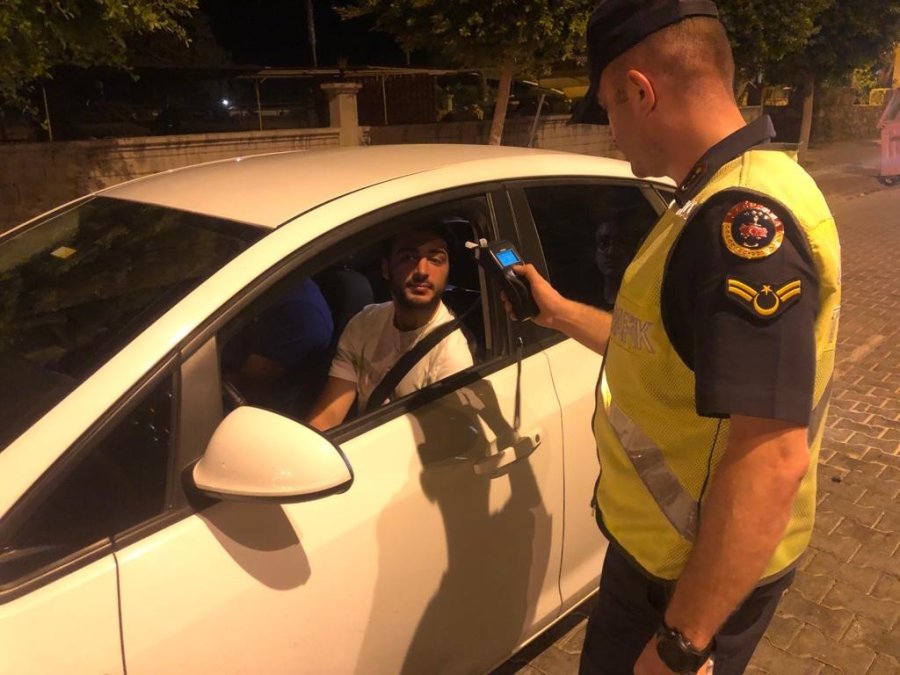 Antalya’da Yerli Ve Yabancı Turistlere Alkol Denetimi