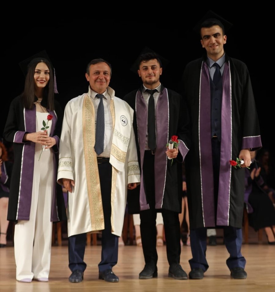 Erü Diş Hekimliği Fakültesi’nde Mezuniyet Heyecanı