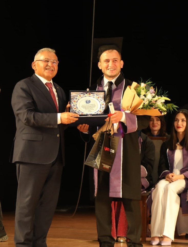 Erü Diş Hekimliği Fakültesi’nde Mezuniyet Heyecanı