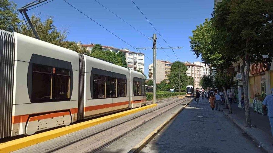 Eskişehir’de Tramvay Hatlarındaki Arıza Seferlerin Aksamasına Neden Oldu