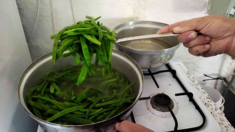 Eskişehir’de Taze Fasulye Turşuları Kurulmaya Başladı