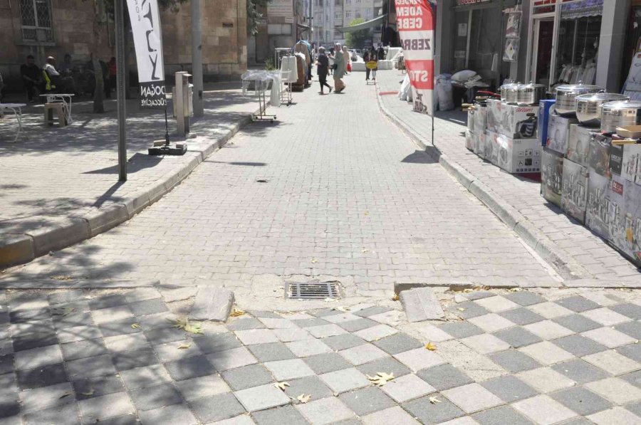 Trafiğe Kapalı Alanda Motosikletin Çocuğu Çarpma Anı Kamerada