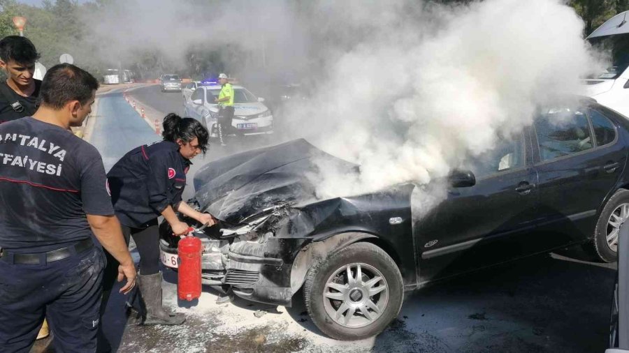 Manavgat’ta İki Otomobil Çarpıştı: 3 Yaralı