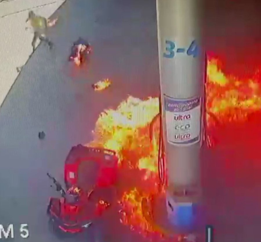 Benzin Dolumu Esnasında Çakmak Çaktı, Alevlerin İçinde Kaldı